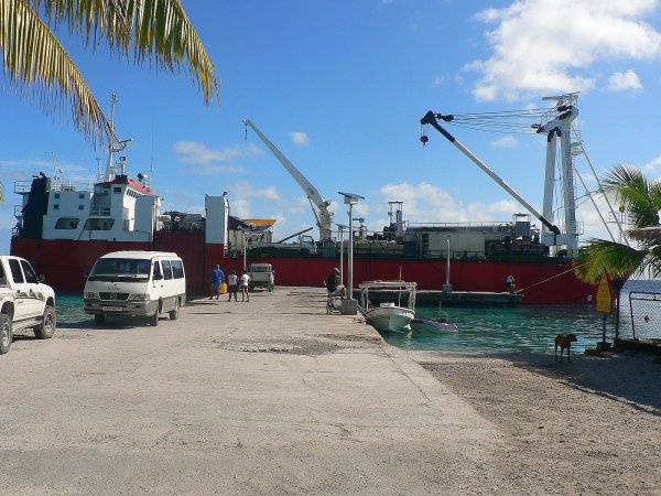12- Un cargo de ravitaillement arrive de Papeete 